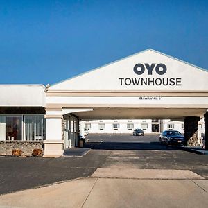 Oyo Townhouse Dodge City Ks