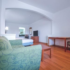 Deluxe Queen Room