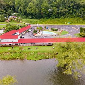 Lloyd'S On The River Country Inn By Oyo