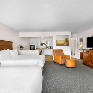 Two-Bedroom Queen Suite