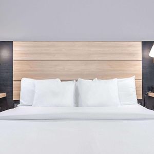 Deluxe  King Suite Mobility or hearing accessible