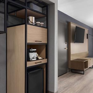 Deluxe Corner Room