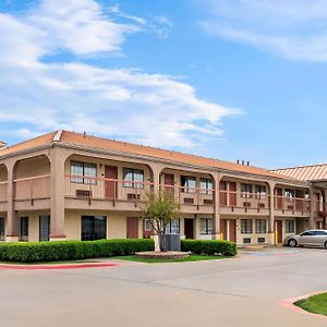 Super 8 By Wyndham Grand Prairie Southwest