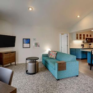 Two-Bedroom Queen Suite