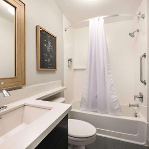 One-Bedroom Queen Suite