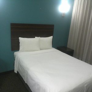 Standard Queen Room Disability Access
