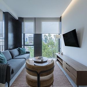 Deluxe One-Bedroom Apartment