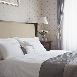 Deluxe One-Bedroom Suite