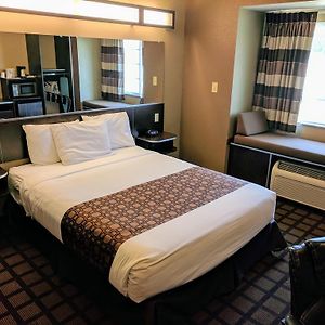 Deluxe  Queen Room Mobility accessible