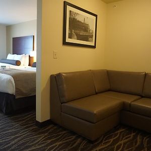 Deluxe Queen Suite