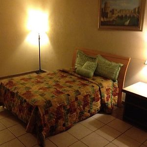 Su Casa Inn & Suites