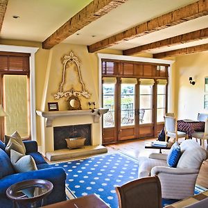 Deluxe Queen Suite