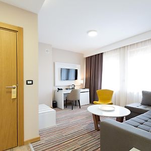 Deluxe King Suite