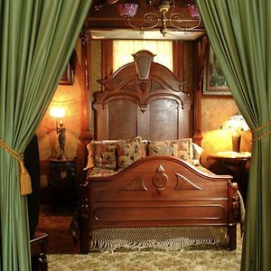 Deluxe Queen Suite