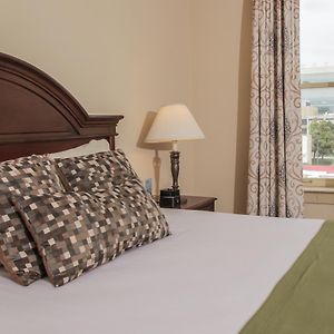 Club Queen Room