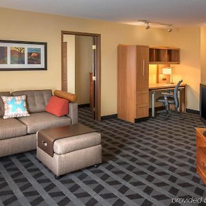 One-Bedroom Queen Suite