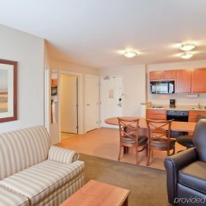 One-Bedroom Queen Suite