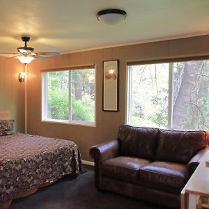 Deluxe Queen Suite