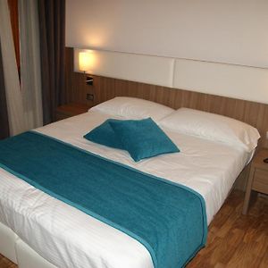 Connecting Room