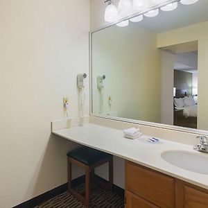 Deluxe Queen Suite