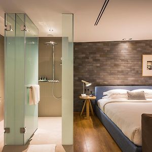 Deluxe Queen Suite