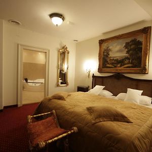 Romantic Queen Suite