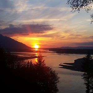 The Fraser River'S Edge B&B Lodge