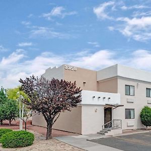 Super 8 By Wyndham Santa Fe