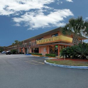 Super 6 Inn & Suites Pensacola