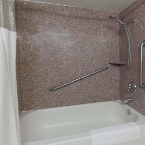 Deluxe  Queen Room Disability Access