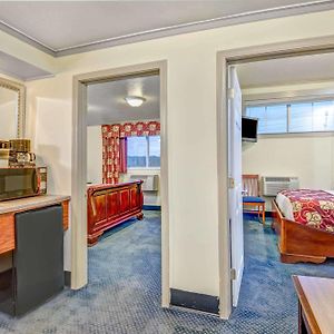 Two-Bedroom Queen Suite