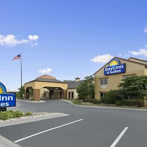 Days Inn & Suites By Wyndham Omaha Ne