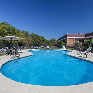 Executive Inn Of Mt Pleasant.