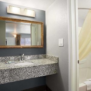 Deluxe  Queen Room Disability Access