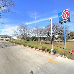 Motel 6-Kerrville, Tx