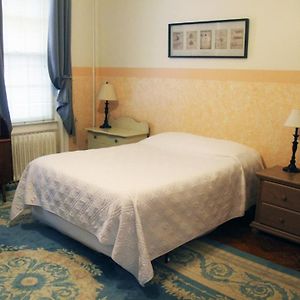 Grand Shared Bathroom Room