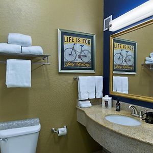 Deluxe Queen Suite