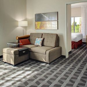 Deluxe Queen Suite