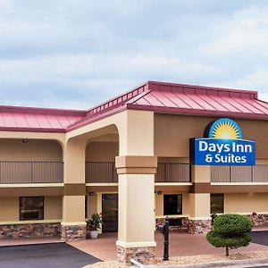 Days Inn & Suites By Wyndham Warner Robins Near Robins Afb