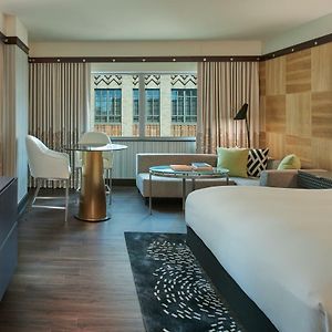 Corner King Room