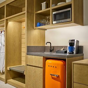 Deluxe  Queen Room Mobility accessible