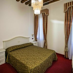 Economy King Room