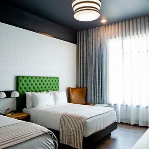 Deluxe  Queen Room Mobility accessible