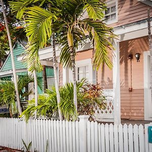 Courtney'S Place Historic Cottages & Inns