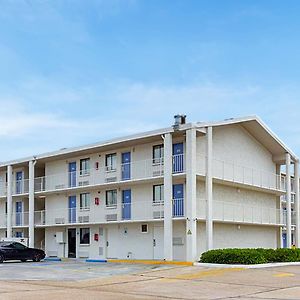 Super 6 Inn & Suites