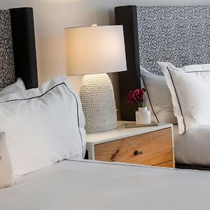 Deluxe  Queen Room Mobility accessible