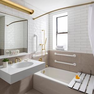Deluxe  King Room Mobility accessible