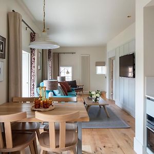 Deluxe One-Bedroom Apartment