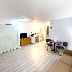 One-Bedroom Queen Suite