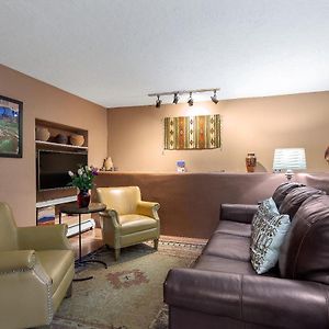 Deluxe One-Bedroom Suite